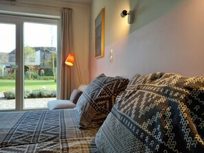 Phòng đôi, 1 giường cỡ queen (Bois de Hampteau) | Bộ đồ giường cao cấp, chăn bông, nệm cao su hoạt tính (memory foam) 