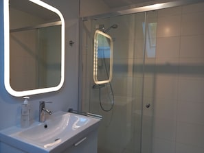 Dreibettzimmer (St.-Thibaut) | Badezimmer | Dusche, kostenlose Toilettenartikel, Haartrockner, Handtücher