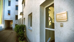A building with a sign reading "SUITE AUENVIER TEL" and a "KUNGEL" button on the wall. - Suite Auenviertel (Erfurt)