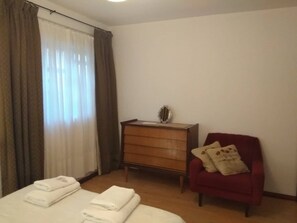 1 habitación, escritorio, wifi gratis y ropa de cama 