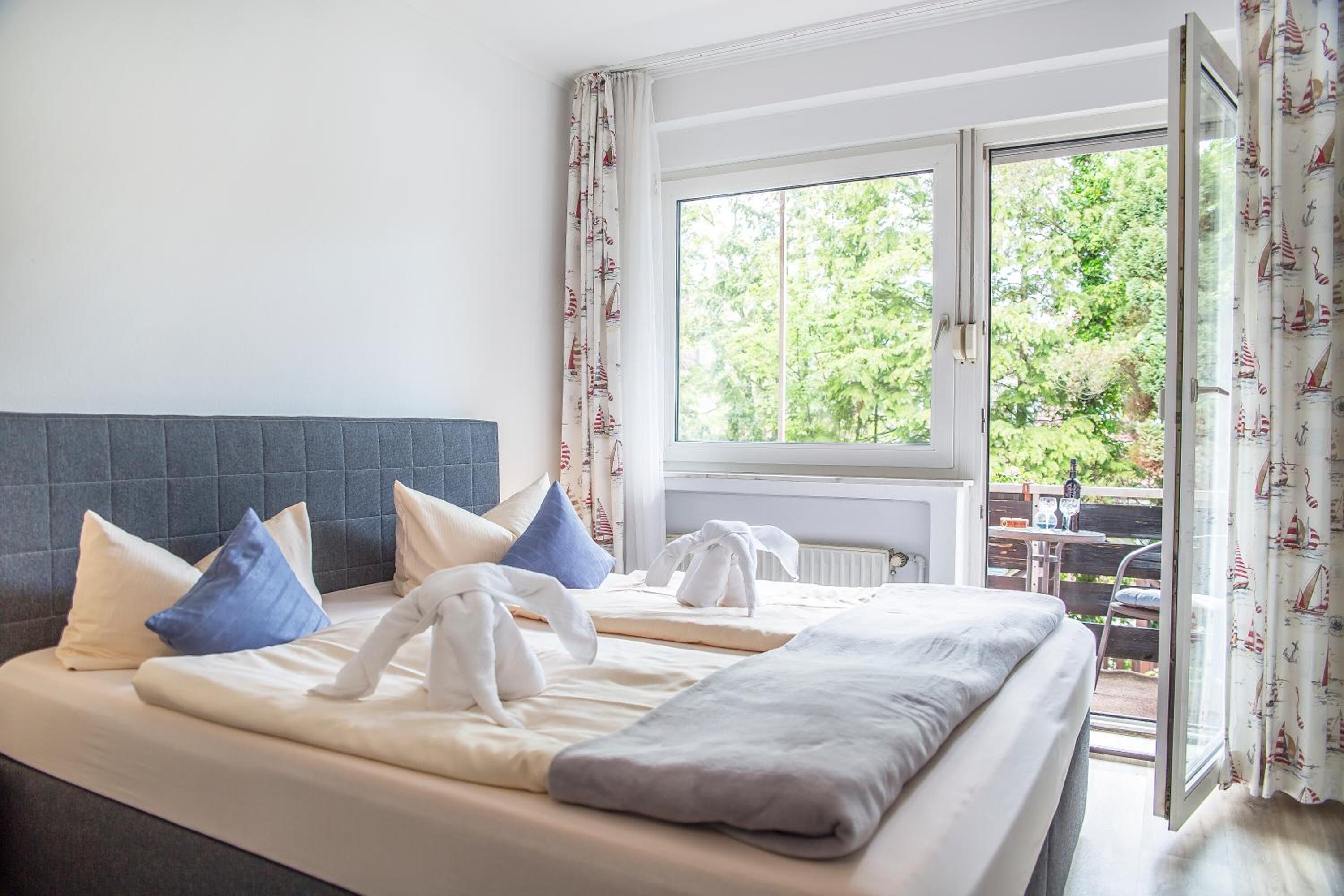 Schreibtisch, Verdunkelungsvorhänge, schallisolierte Zimmer