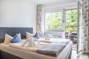 Desk, blackout drapes, soundproofing, free WiFi - Hotel Garni Kröger (Wittmund)