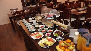 A buffet setup with various food items and beverages. - Hotel Garni Kröger (Wittmund)