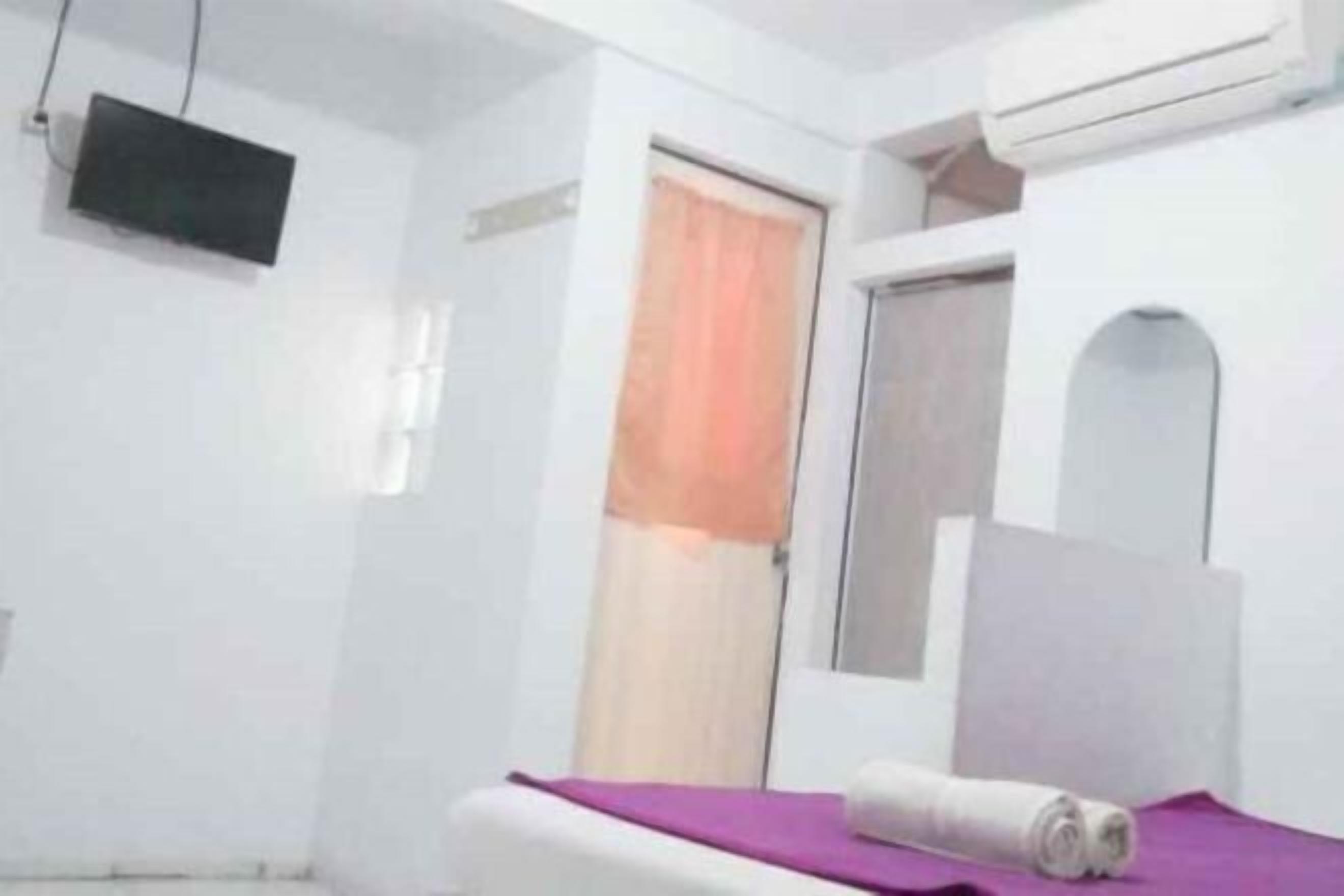 Escritorio, wifi gratis y ropa de cama 