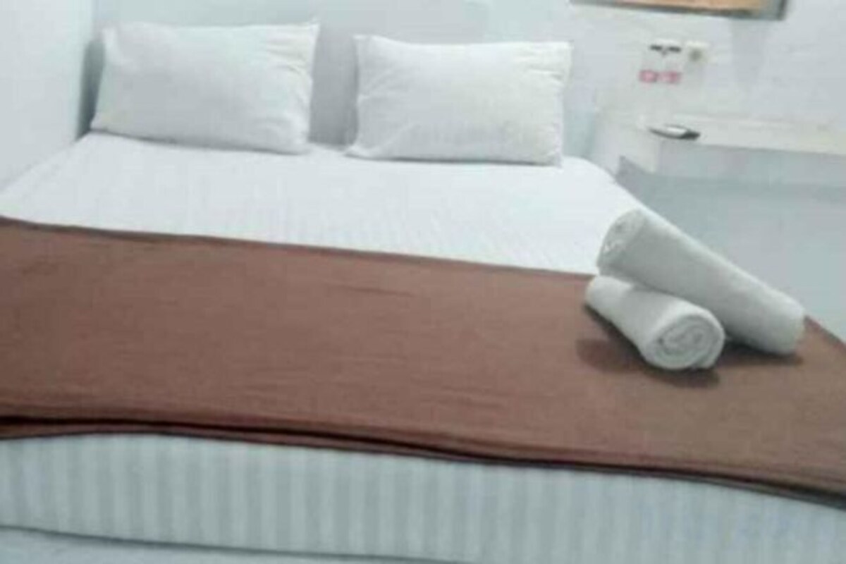 Desk, WiFi (free), bed sheets