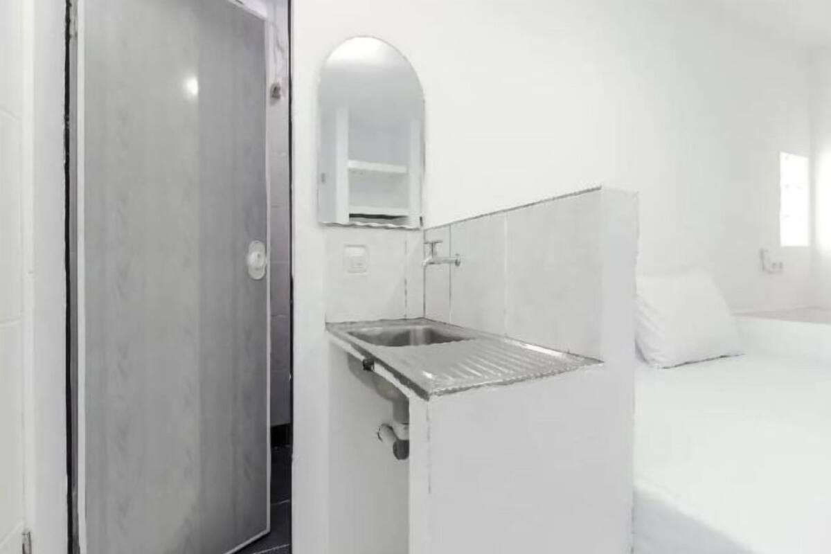 Skrivebord, wi-fi (inkludert) og sengetøy