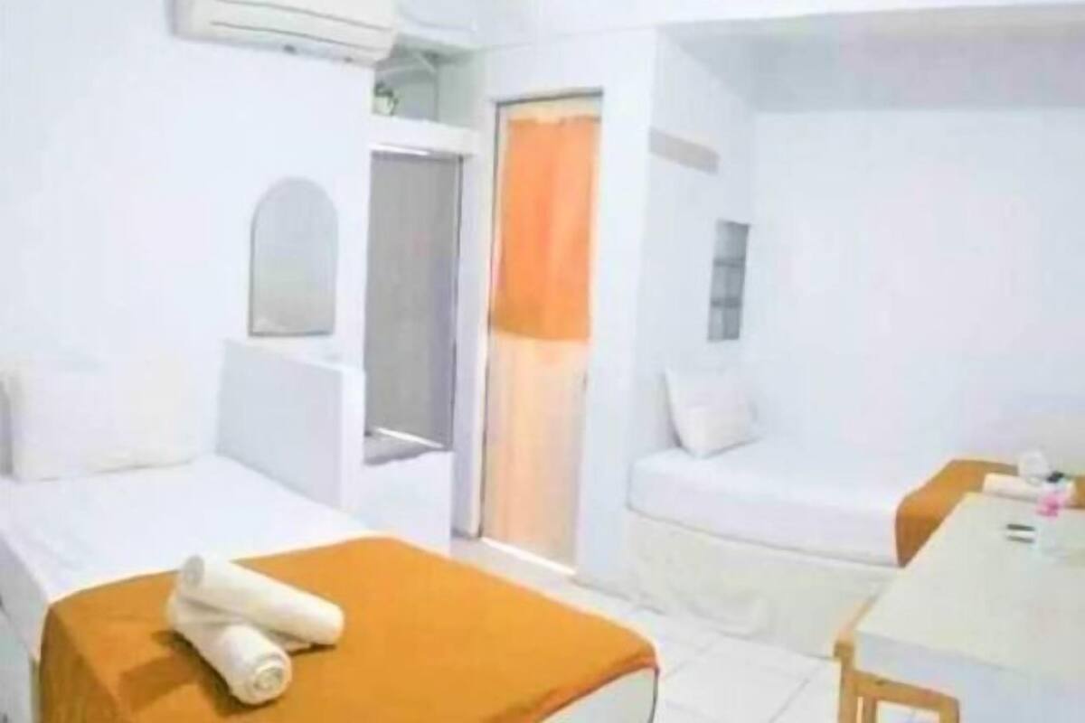 Desk, free WiFi, bed sheets