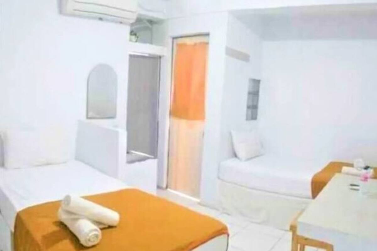 Skrivebord, wi-fi (inkludert) og sengetøy