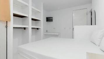 Escritorio, wifi gratis y ropa de cama