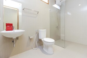 Bathroom - RedDoorz Premium near Ragunan Zoo 2 (Jakarta)