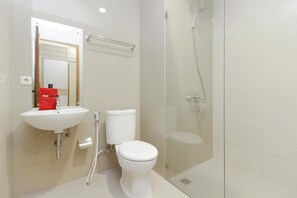 Double Room | Bathroom | Shower, free toiletries, towels - RedDoorz Premium near Ragunan Zoo 2 (Jakarta)