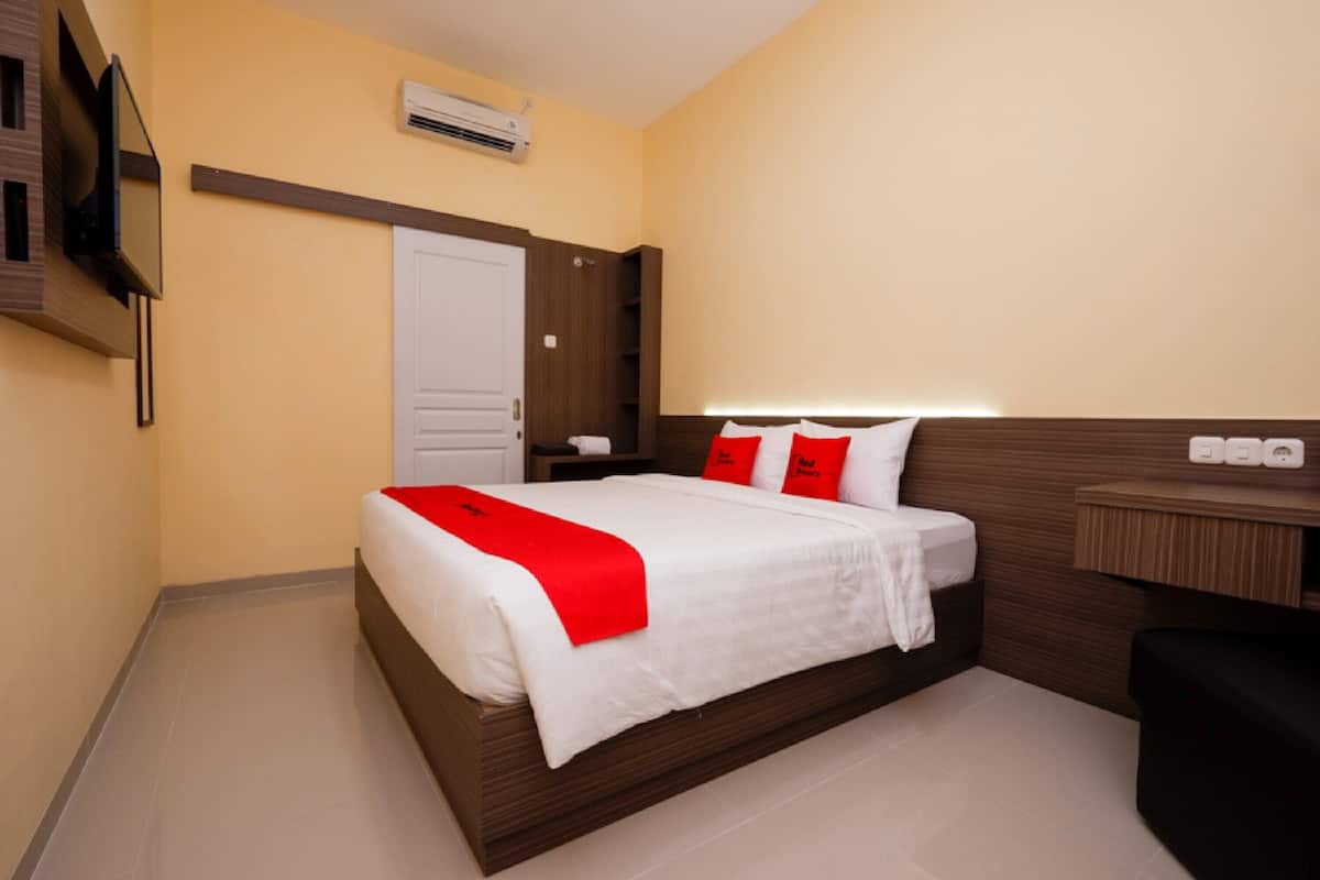 Desk, free WiFi, bed sheets