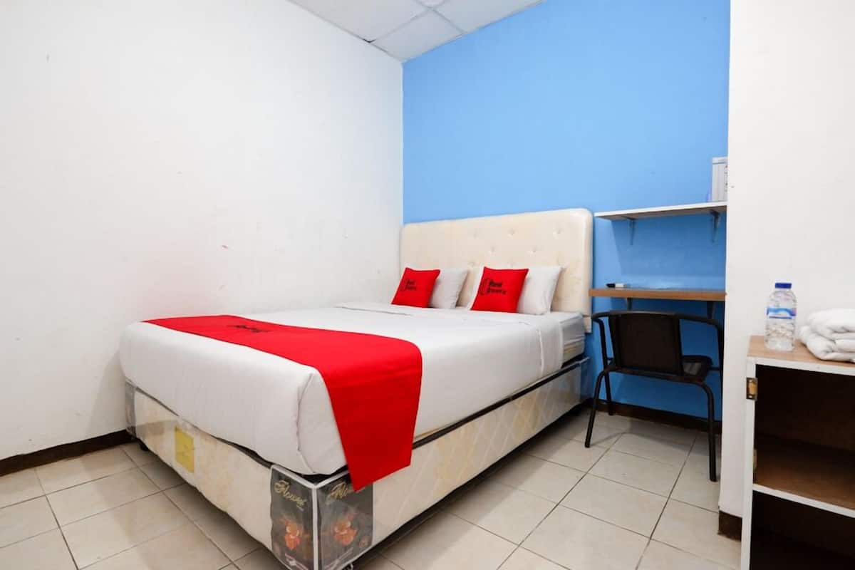 Desk, free WiFi, bed sheets