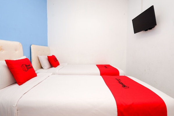 Twin Room | Desk, free WiFi, bed sheets - RedDoorz Near Kota Lama Semarang (Semarang)