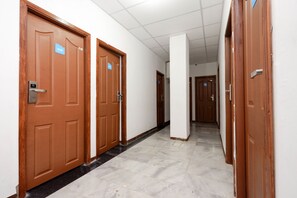 Interior - RedDoorz Near Kota Lama Semarang (Semarang)