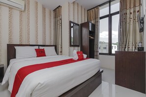 办公桌、免费 WiFi、床单