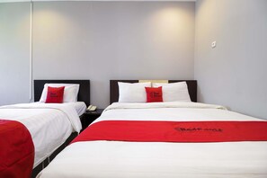 Kamar Keluarga | Meja kerja, Wi-Fi gratis, dan seprai linen