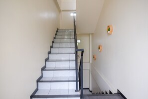 Staircase - RedDoorz @ Jalan Pramuka Manado (Manado)