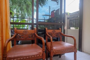 Lobby sitting area - RedDoorz @ Jalan Pramuka Manado (Manado)