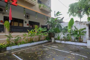 Front of property - RedDoorz @ Jalan Pramuka Manado (Manado)