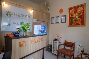 Lobby - RedDoorz @ Jalan Pramuka Manado (Manado)