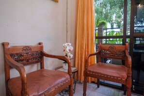 Lobby sitting area - RedDoorz @ Jalan Pramuka Manado (Manado)