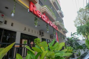 Front of property - RedDoorz @ Jalan Pramuka Manado (Manado)