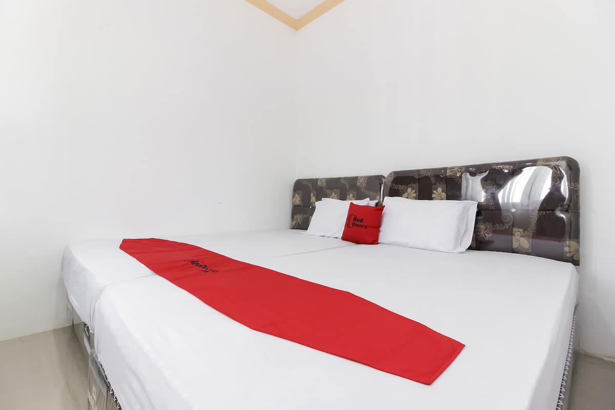 Double Room | Desk, free WiFi, bed sheets