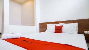 Quarto casal econômico | Escrivaninha, Wi-Fi de cortesia, roupa de cama