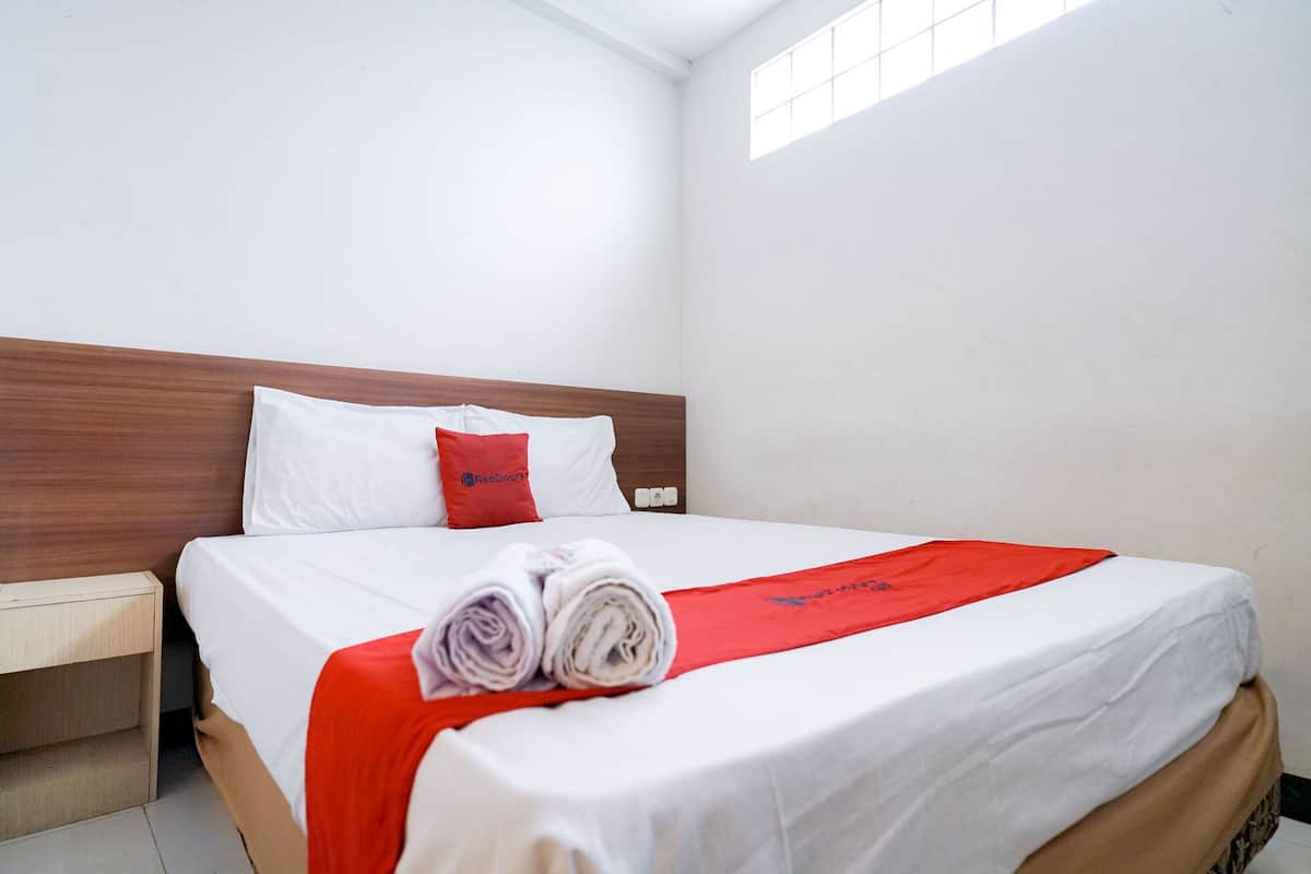 Economy Double Room | Desk, free WiFi, bed sheets