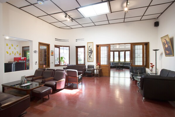 Lobby sitting area - RedDoorz @ Supratman Street (Bandung)