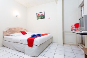 Desk, free WiFi, bed sheets - RedDoorz @ Supratman Street (Bandung)