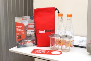 Desk, free WiFi, bed sheets - RedDoorz @ Supratman Street (Bandung)