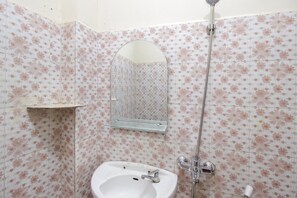 Tweepersoonskamer | Badkamer | Een douche, gratis toiletartikelen, handdoeken