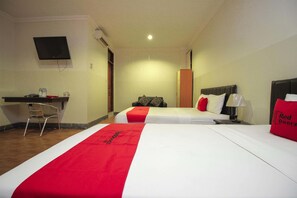 Family Room | Desk, free WiFi, bed sheets - RedDoorz near Bethesda Manado (Manado)