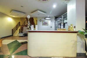Reception - RedDoorz near Bethesda Manado (Manado)