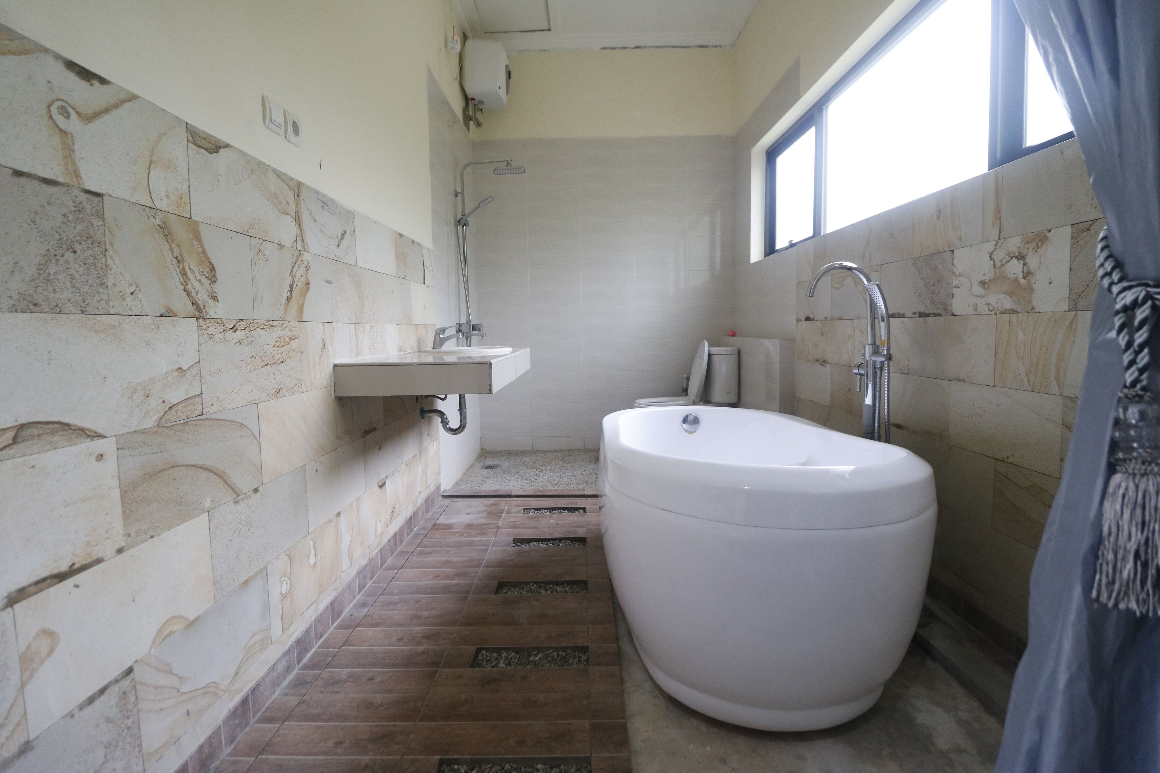 standard double room | bathroom | shower, free toiletries, towels