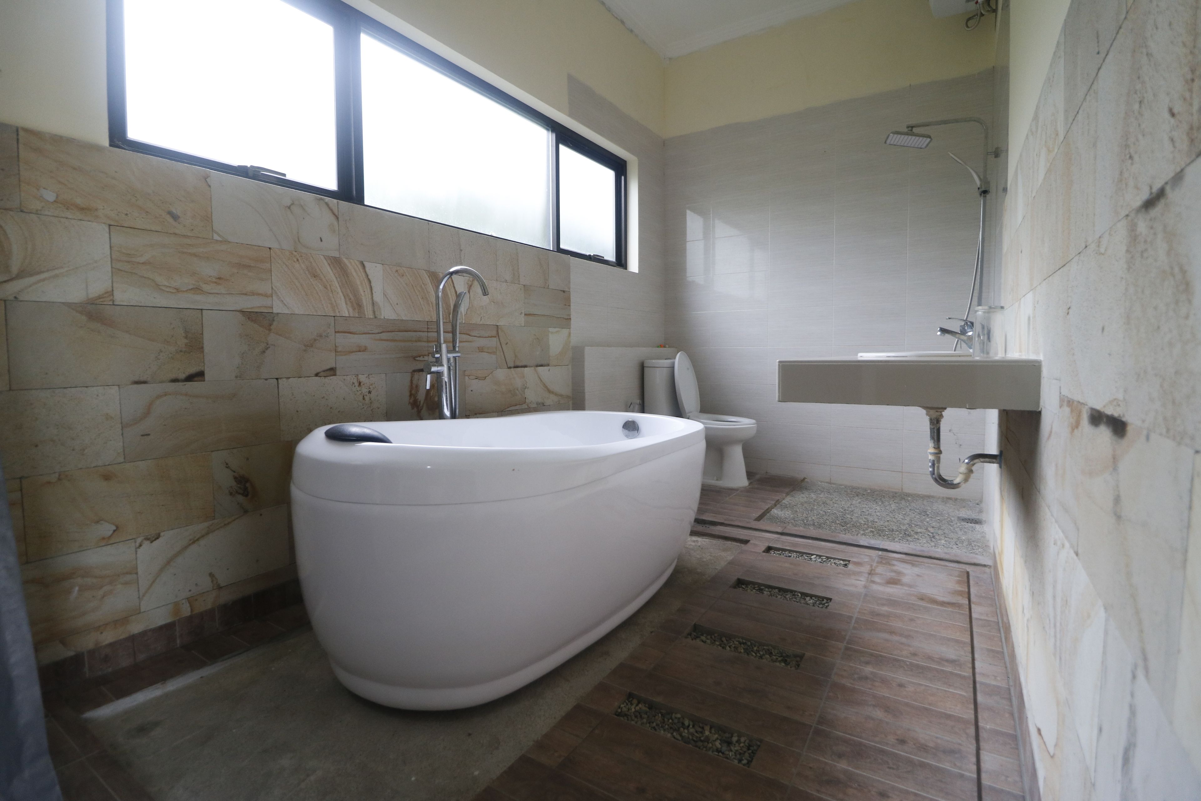 standard double room | bathroom | shower, free toiletries, towels