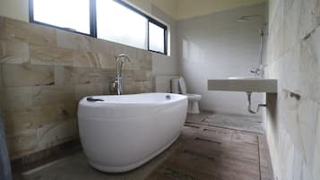 Standard Double Room | Bathroom | Shower, free toiletries, towels