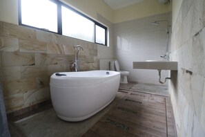 Standard Double Room | Bathroom | Shower, free toiletries, towels - RedDoorz Plus near Kualanamu Airport (Medan)