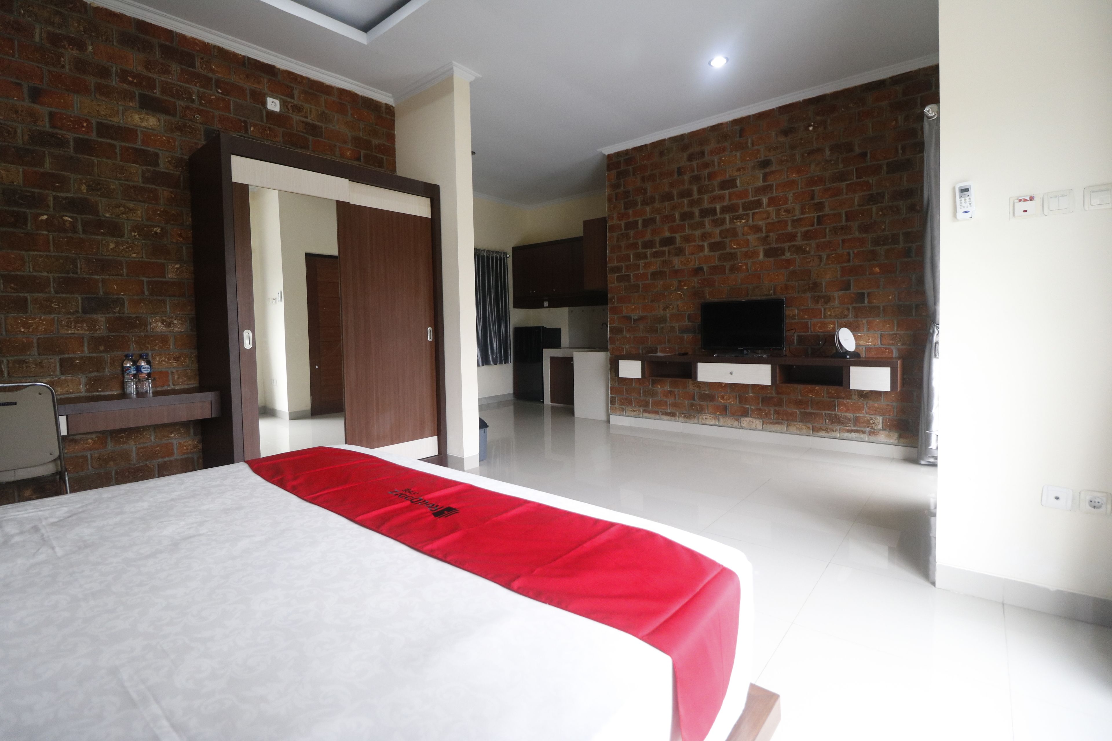 standard double room | desk, free wifi, bed sheets