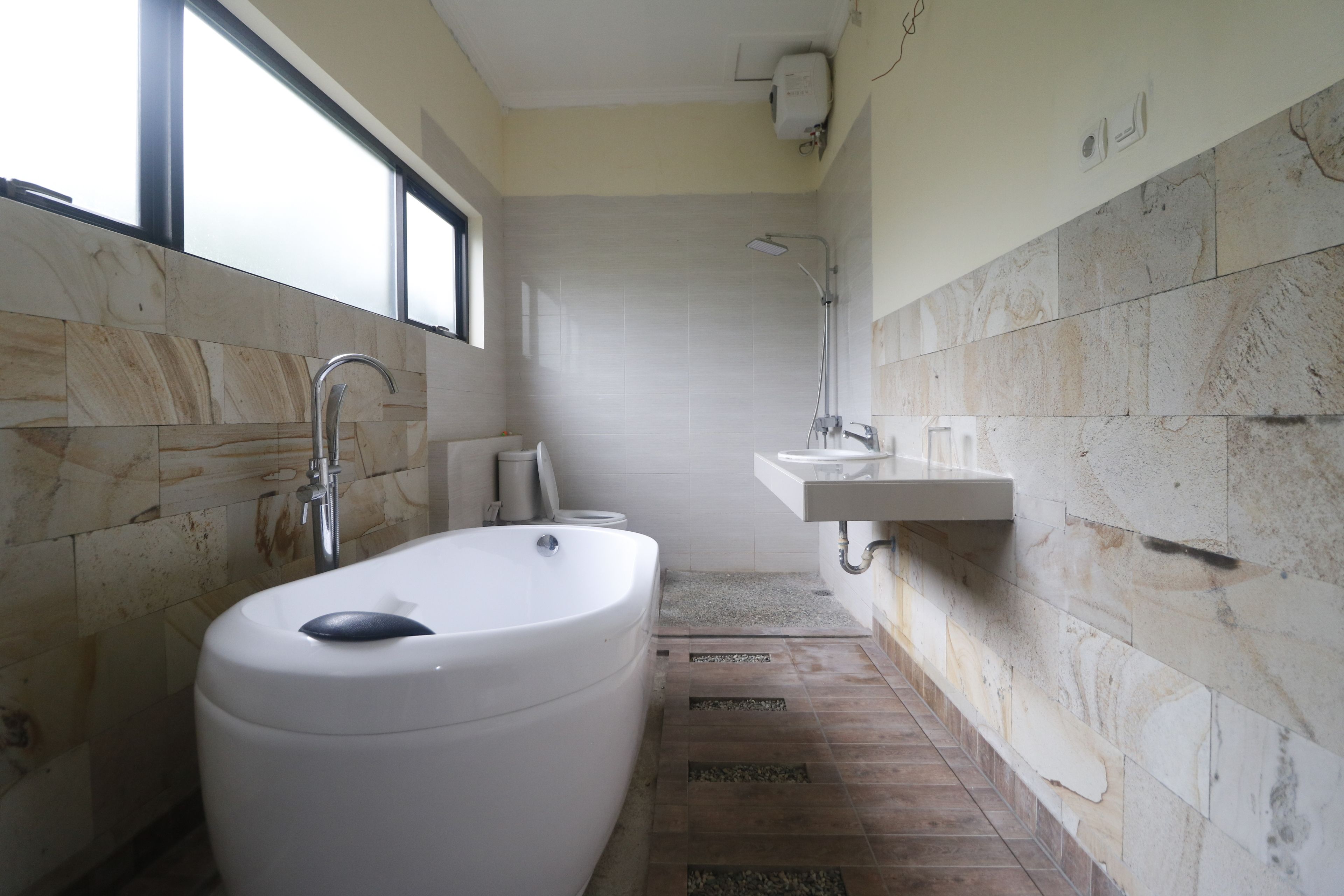 standard double room | bathroom | shower, free toiletries, towels