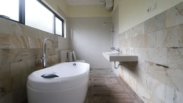 Standard Double Room | Bathroom | Shower, free toiletries, towels