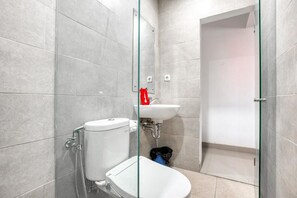 A modern bathroom with a toilet, sink, and shower. - RedDoorz near Lampung Walk (Bandar Lampung)