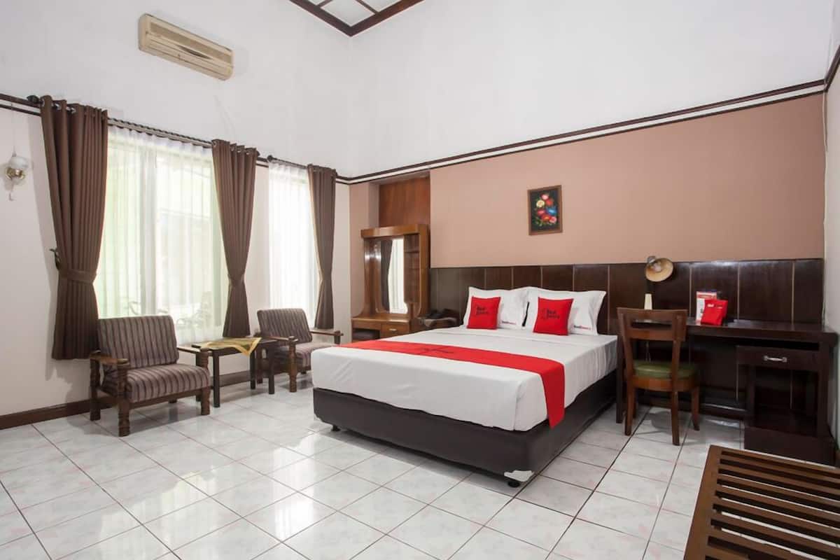 Desk, free WiFi, bed sheets