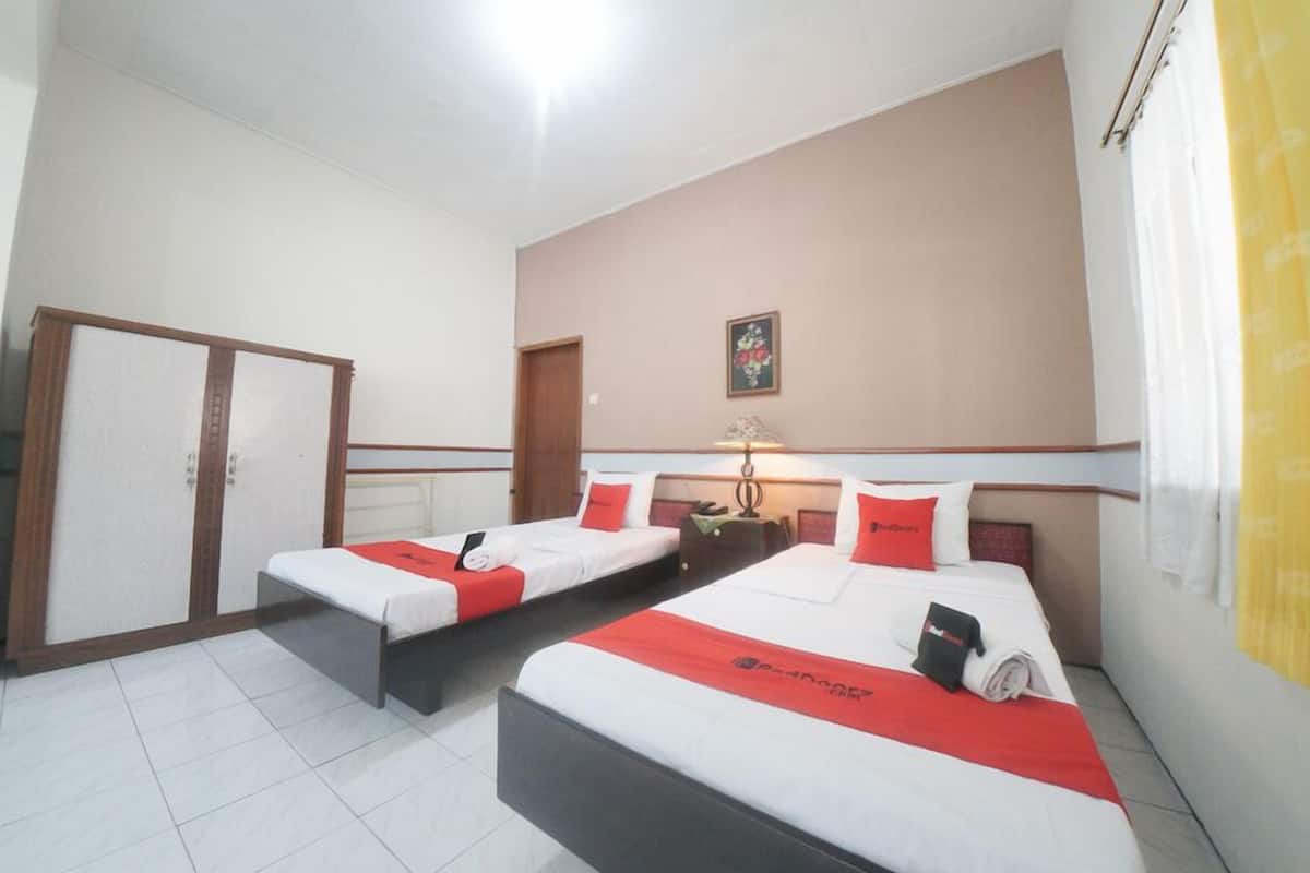 Desk, free WiFi, bed sheets