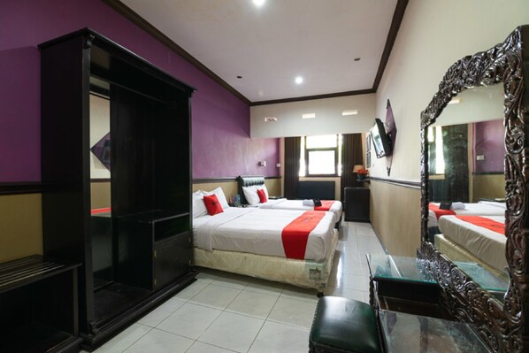 Desk, free WiFi, bed sheets - RedDoorz @ Urip Sumoharjo (Surabaya)
