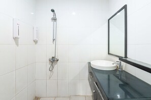 Shower, free toiletries, towels