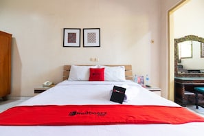 Escritorio, wifi gratis y ropa de cama 