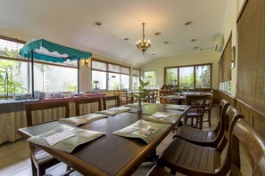 Restaurant - RedDoorz Plus near GBK Senayan (Jakarta)